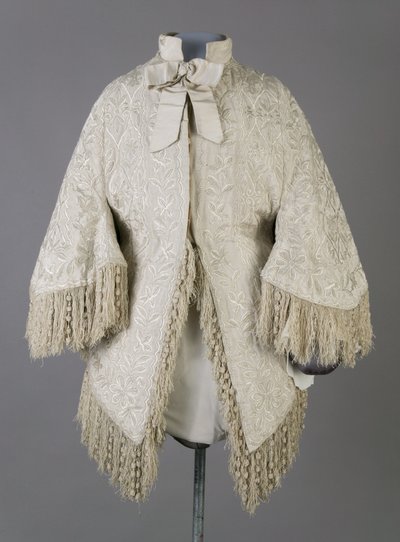 Bertha Palmerin takki, n. 1870 (edestä), uurrettu silkkimoiré, hapsut ja kristallihelmiä tekijältä Unknown artist