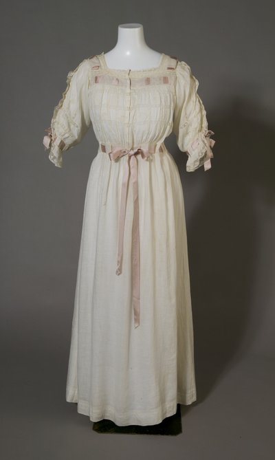 Bertha Palmerin yöpaita, n. 1880 (edestä), Valkoinen puuvilla, pitsi, brodeeraus ja silkkinauha. tekijältä Unknown artist