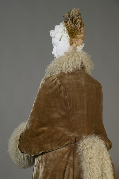 Bertha Palmerin talvitakki, n. 1885 (selkäosa), silkkisamettiä ja lampaanvillaa. tekijältä Unknown artist