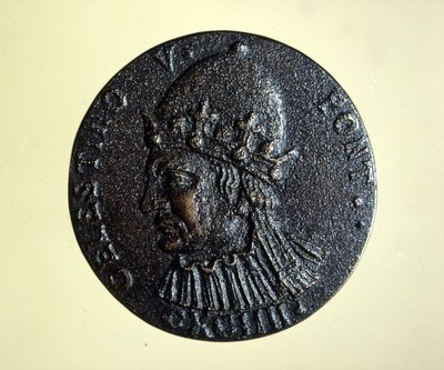 Celestin V (tai St. Peter Celestin) (1215 - 1296) muutti paavi. Rooman mitalikabinetin mitali. tekijältä Unknown artist