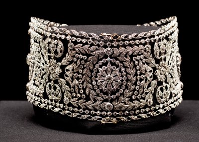 Choker-tyylinen kaulakoru platinasta ja timanteista, jota käyttää Mrs. Potter Palmer I, os. Bertha Honoré tekijältä Unknown artist