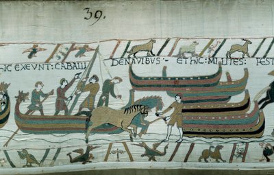 Normandian herttuan William Valloittajan (1027-1087) valloittama Englanti vuonna 1066: Normandilaiset laivat purjehtivat Englannin rannikolla. Hevonen vetää venettä käytävällä. Yksityiskohta Bayeux