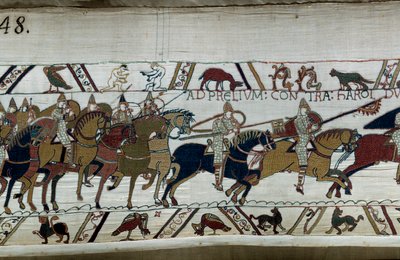 Normaanien herttua William Valloittaja (1027-1087) valloitti Englannin vuonna 1066: hänen armeijansa etenee kohti Harold II a Hastingsin armeijaa Alhaalla vasemmalla kaksi alastomaa miestä Yksityiskohta Bayeux