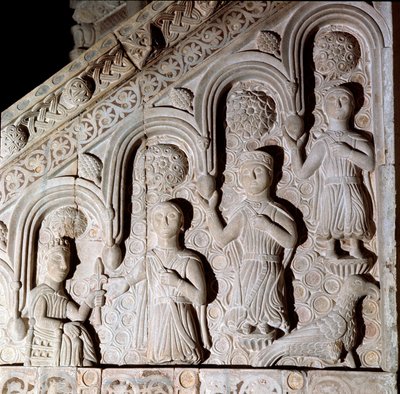 Hohenstaufenin keisari Frederic II (1194-1250) edusti perheensä kanssa Bas-reliefiä 1200-luvulta. Bitonto, katedraali tekijältä Unknown artist
