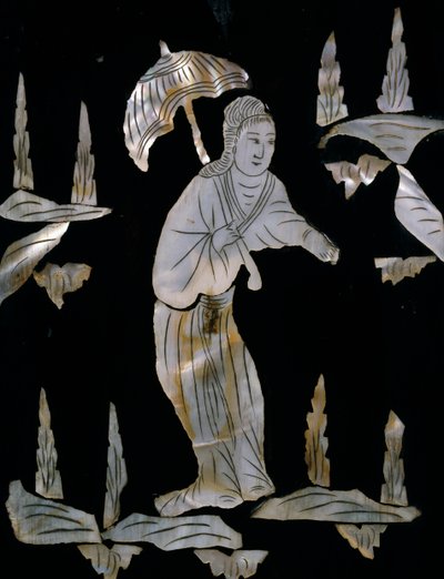 Naishahmo sateenvarjolla, yksityiskohta helmiäisverhoistettua kaappia chinoiserie-koristeella tekijältä Unknown artist