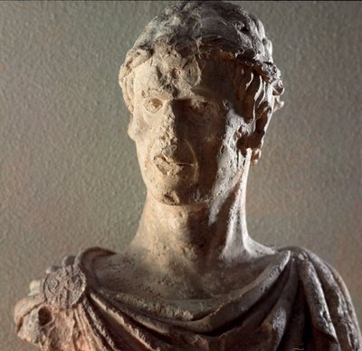 Hohenstaufenin keisari Frederic II:n (1194-1250) kalkkikivirintakuva 1245-1250. Barletta, Museo Civico tekijältä Unknown artist