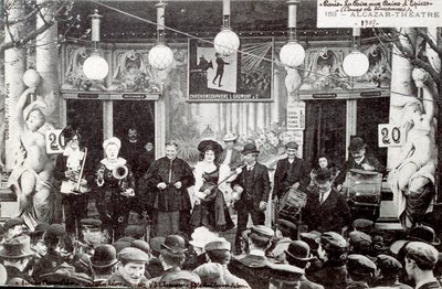 Musiikkiesitys piparkakkumarkkinoilla Alcazar-teatterin rakennuksen edessä tekijältä Unknown Artist