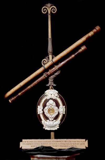 Galilean tai Galileo Galilein (1564-1642) objektiivilinssi ja tähtitieteellinen kehys. 1610. Tiedehistorian museo, Firenze tekijältä Unknown artist