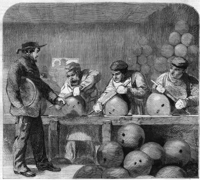 Pommivalimon kiillotuspaja Woolwich Arsenalissa, Lontoon esikaupunkialueella, Englannissa. Kaiverrus "" Maineikas universumi"" tekijältä Unknown artist