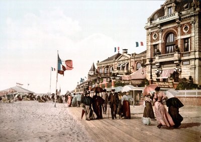 Promenade - Suuri olohuone - Trouville. Photochrome c. 1890. tekijältä Unknown artist