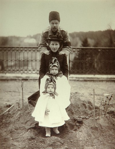 Esittelyssä herttua Fjodor Uvrovin perhe maalaistalossa. Valokuva albumista tekijältä Unknown artist