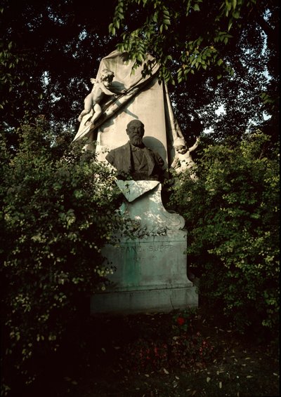 Näkymä itävaltalaisen säveltäjän ja kapellimestari Franz von Suppen (1819-1895) haudasta Wienin keskushautausmaalla (Zentralfriedhof), Itävalta tekijältä Unknown artist