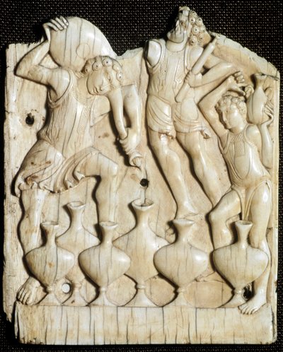 Kaanan häät: "" palvelijat täyttävät vedellä kuusi purkkia, jotka Jeesus Kristus muuttaa viiniksi""" Veistetty norsunluutaulu. 1000-luvun Lontoo, Victoria and Albert Museum tekijältä Unknown artist