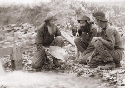 3 miestä suodattaa maata saadakseen kultaa: Kullanetsijät Etelä-Dakotassa, Rockervillessä. Valokuvaus 1889. tekijältä Unknown artist