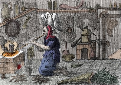 Noita laboratoriossaan valmistamassa taikajuomaa, aivan sarvia täynnä taikayrttejä. Kaiverrus 1500-luvulta tekijältä Unknown artist