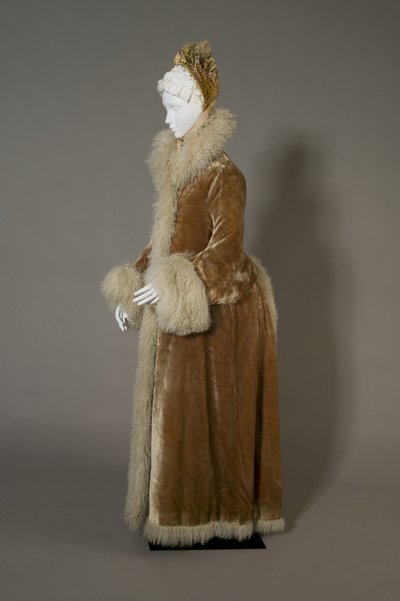 Bertha Palmerin talvitakki, n. 1885 (sivukuva), silkkisamettiä ja lampaanvillaa. tekijältä Unknown artist