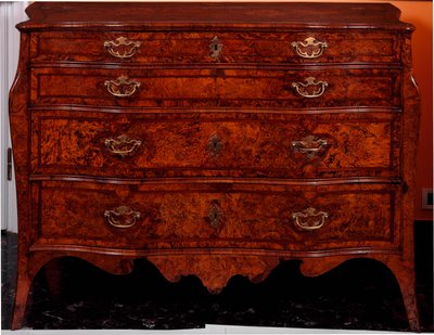 Kalusteet: lipasto setripuusta. 1735-1745 noin Himmeä. 97x137x68 cm Yksityinen kokoelma tekijältä Unknown artist