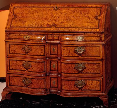 Kalusteet: pöytä setripuuta. 1734-1740 noin Himmeä. 111x127x61 cm Yksityinen kokoelma tekijältä Unknown artist