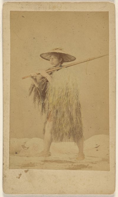 [Japanilainen mies, jolla on olkiviitta ja hattu, pitkä sauva kädessään] tekijältä Unknown artist