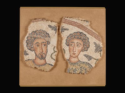 Mosaiikkipaneeli, jossa on kaksi miehen rintakuvaa tekijältä Unknown artist