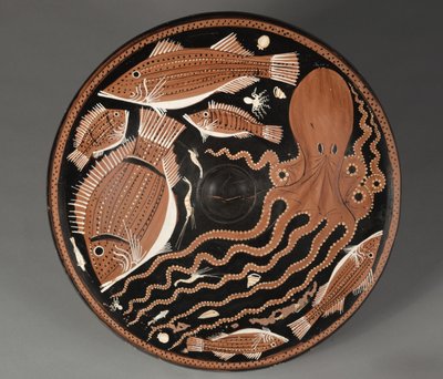 Punakuvioinen kalalautanen: mustekala, mulletti, lahna, äyriäiset tekijältä Unknown artist
