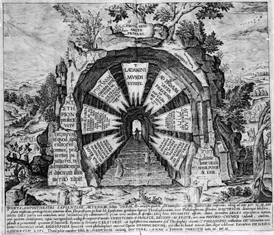 Edustus House of Mysteresin sisäänkäynnistä, ikuisen elämän symbolista. Kaiverrus "Amphitheatrum sapientiae aeternae". (Iankaikkisen viisauden amfiteatteri) [Hamburg: s.n. tekijältä Unknown artist