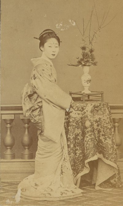 [Seisova japanilainen nainen] tekijältä Unknown artist