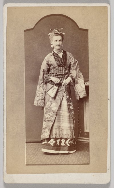 Nimetön (valkoinen nainen japanilaisessa kimonossa viuhkan kanssa) tekijältä Unknown artist