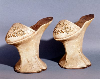 Venetsialainen muoti: naisten kengät alustalla. 1700-luvulla tekijältä Unknown artist