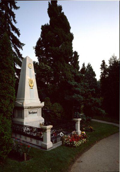 Näkymä saksalaisen säveltäjän Ludwig van Beethovenin (1770 - 1827) haudasta Wienin keskushautausmaalla (Zentralfriedhof), Itävalta tekijältä Unknown artist