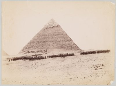19. husaarit muodostuivat pyramidin eteen Gizassa, Egyptissä, noin 1882 tekijältä Unknown
