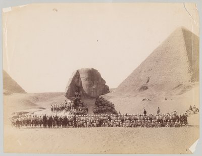 42. Highlanders Sfinksin edessä Gizassa, Egyptissä tekijältä Unknown photographer