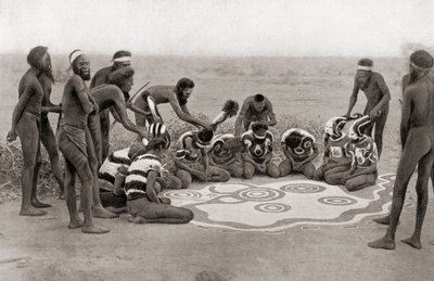 Cerimônia Totêmica da Tribo Warramunga, Austráliafinlandês tekijältä Unknown photographer
