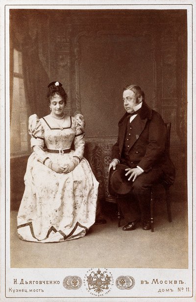 Näyttelijät Maksheev y Nikulin venäläisen kirjailijan Nikolai Vasilievich Gogolin (1809-1852) kohtauksessa "Avioliitto". Maly-teatteri Moskovassa tekijältä Unknown photographer
