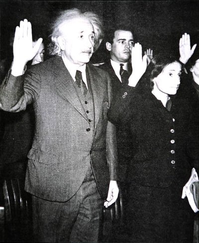Albert Einstein tyttärepuolensa Margotin kanssa vannomassa Yhdysvaltain kansalaisuuden valan New Jerseyssä tekijältä Unknown photographer