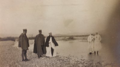 Ensimmäisen maailmansodan albumi Friuli-Venezia Giuliassa: upseerit ja Punaisen Ristin sairaanhoitajat Natisone-joen yli tekijältä Unknown photographer