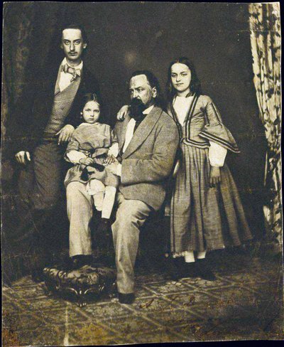 Alexandre Herzen (1812-1870) - Alexander Herzen lastensa kanssa vaimonsa Natalie par Anonymous kuoleman jälkeen tekijältä Unknown photographer
