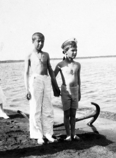 Aleksei Tsarevitš leikkiessään Livadian rannalla Krimillä (m/v kuva) tekijältä Unknown photographer