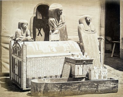 Egyptistä löytyi arkeologisia patsaita Auguste Mariette Beyn perustamasta "" Kairon 1. museon valokuva-albumista" tekijältä Unknown photographer