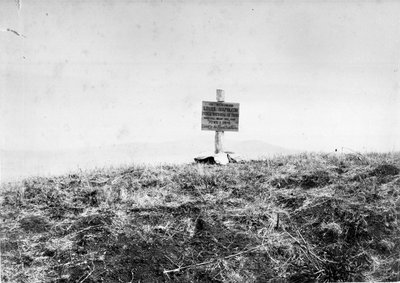 Royal Scots Fusiliersin pystyttämä taulu merkitsemään paikkaa, jossa Prince Imperial kaatui, 1879 tekijältä Unknown photographer