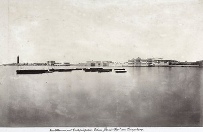 Barcos no meio do mar com parte da cidade de Alexandria ao fundo, no Egitofinlandês tekijältä Unknown photographer