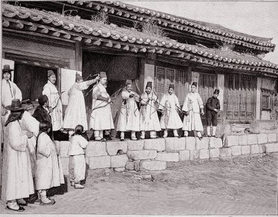 Jousimiehet Soulin vanhassa palatsissa Koreassa, 1800-luvun loppu tekijältä Unknown photographer