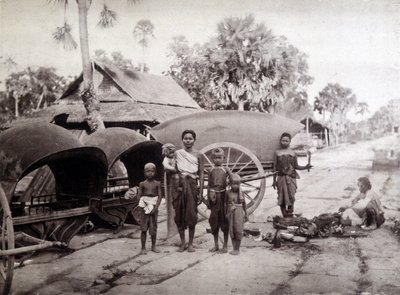 Kambodžalaiset Angkor Vat Roadilla tekijältä Unknown photographer