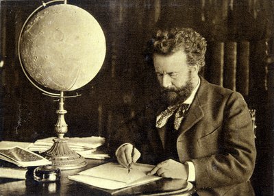 Camille Flammarion työpöytänsä ääressä tekijältä Unknown photographer