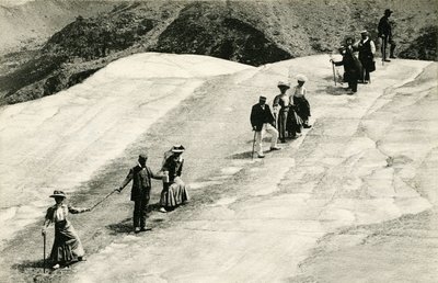 Chamonix (Haute-Savoie, Alpit): tyylikkään turistiryhmän ja savolaisen oppaansa ylitys Mer de Glace -joen poikki tekijältä Unknown photographer