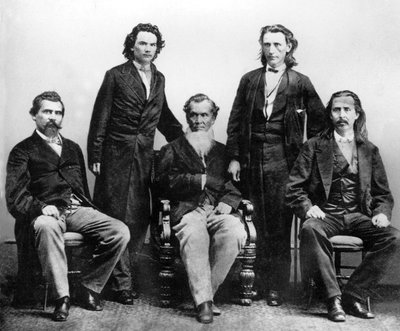 Cherokee-intiaanit Washingtonissa vuonna 1866 neuvottelemaan Yhdysvaltojen kanssa sopimuksen, joka allekirjoitetaan 19. heinäkuuta l-r John Rollin Ridge Saladin Watie Richard Fields eversti Elias C Boudinot eversti William P Adair tekijältä Unknown photographer