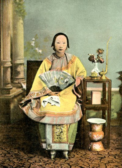 Kiinalainen nainen sidotuilla jaloilla, 1900-luvun alku (postikortti) tekijältä Unknown photographer
