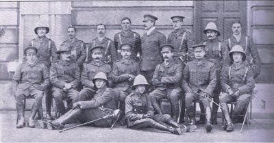 Eversti Owen, majuri Boole-Smith ja muut Dragoon Guardsin upseerit Harmsworth Bros Limitedin julkaisemasta After Pretoria: The Guerilla War -sarjasta. tekijältä Unknown photographer