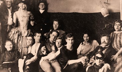 Pukujuhla, Seksuaalitieteen instituutti, Berliini. 1920 (kuva) tekijältä Unknown photographer