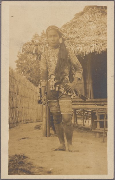 Datto Bulon, Bagobon päällikkö, soturiasuihin pukeutunut, Philippine Reservation, Louisiana Purchase Exposition tekijältä Unknown photographer